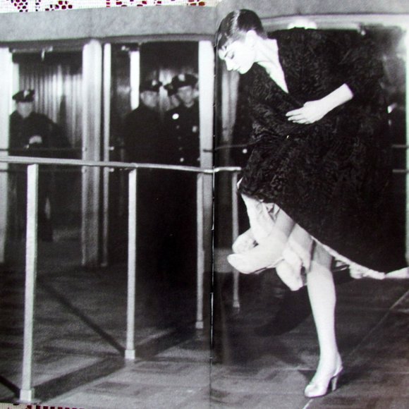 AUDREY HEPBURN - OSCAR STYLE - PEOPLE MAGAZINE - 75 YEARS OF HOLLYWOOD GLITTER - Picture 2 of 11